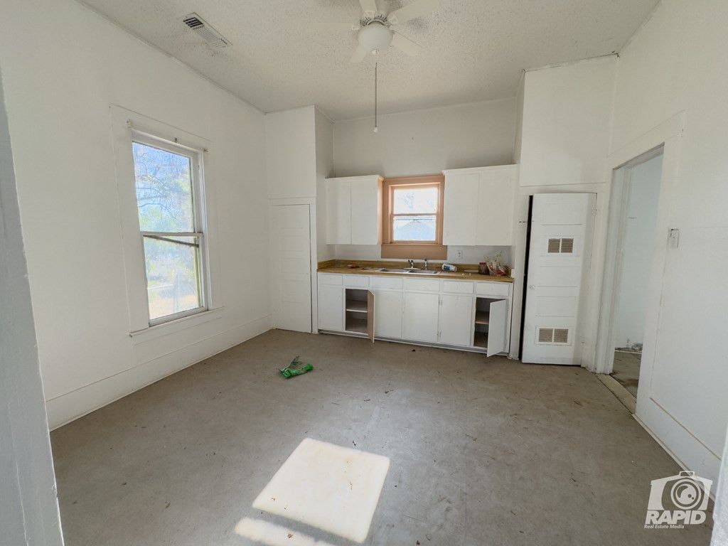 Image 14 of property listing at 901 S Walnut Street, Brady, TX 76825