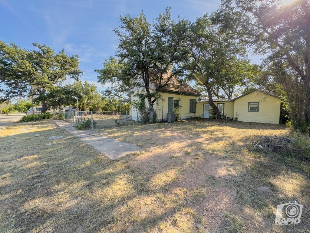 Image 2 of property listing at 901 S Walnut Street, Brady, TX 76825