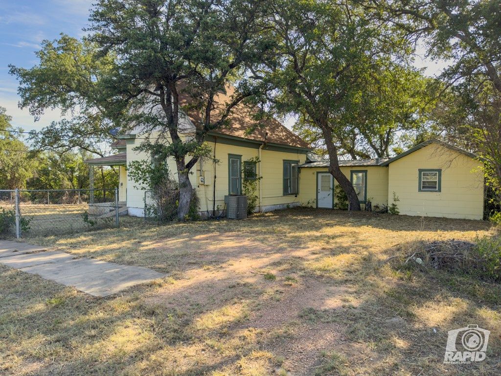 Image 3 of property listing at 901 S Walnut Street, Brady, TX 76825