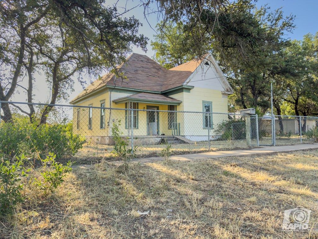Image 4 of property listing at 901 S Walnut Street, Brady, TX 76825