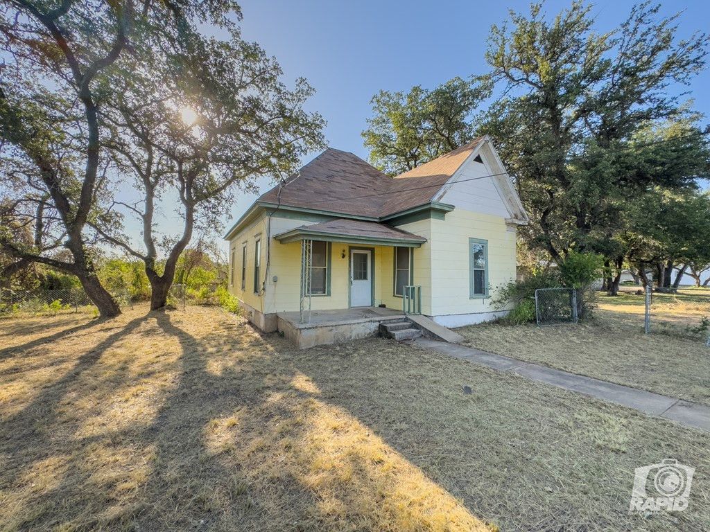 Image 5 of property listing at 901 S Walnut Street, Brady, TX 76825