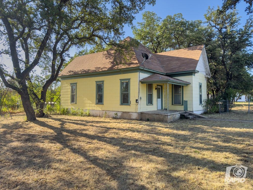 Image 6 of property listing at 901 S Walnut Street, Brady, TX 76825