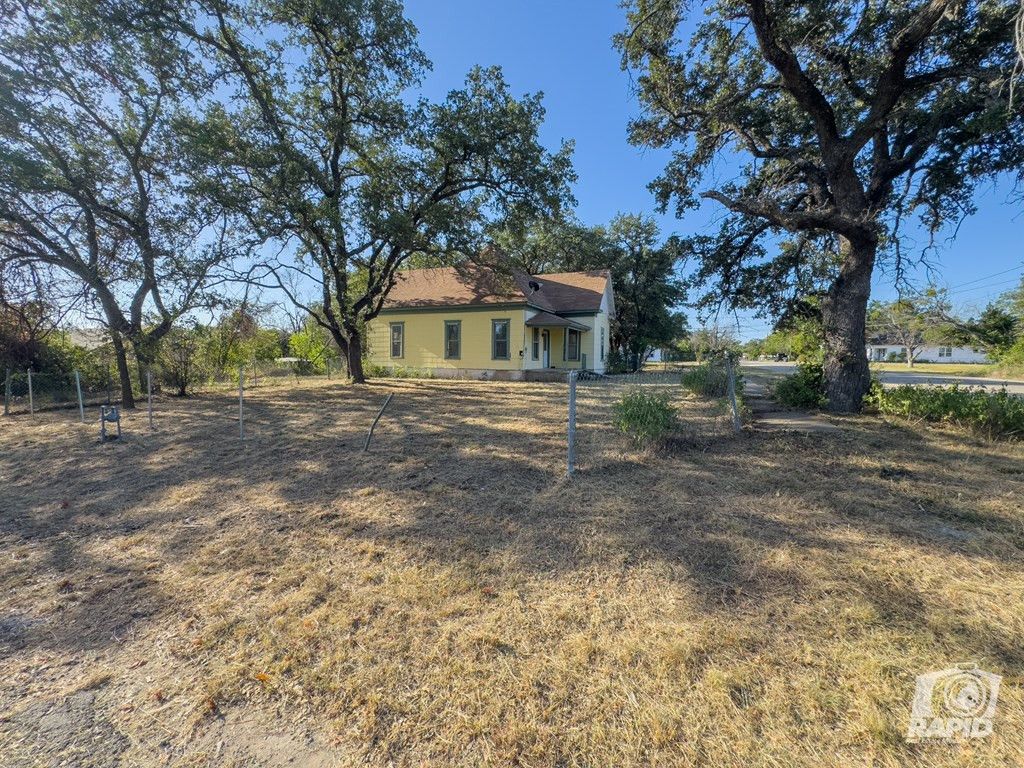 Image 7 of property listing at 901 S Walnut Street, Brady, TX 76825