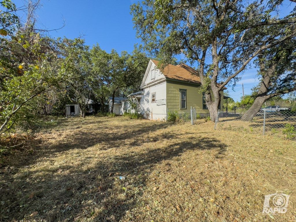 Image 8 of property listing at 901 S Walnut Street, Brady, TX 76825