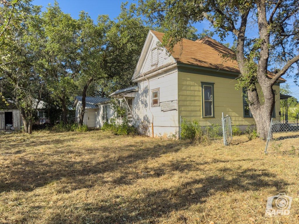 Image 9 of property listing at 901 S Walnut Street, Brady, TX 76825
