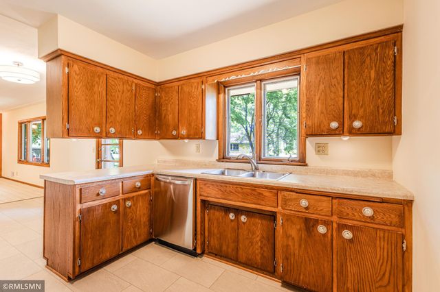 8324 62nd Avenue N, Brooklyn Park, MN 55428