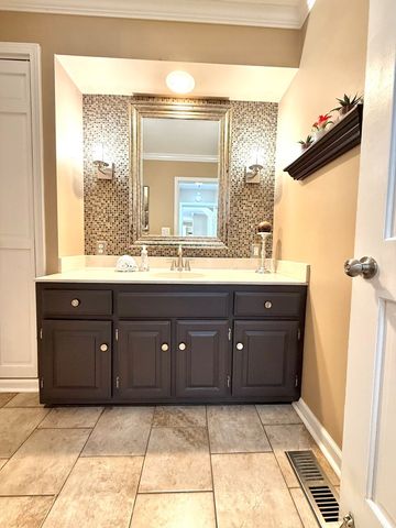 2713 Cayce Meade Dr, Hopkinsville, KY 42240