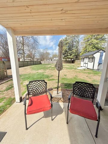 2713 Cayce Meade Dr, Hopkinsville, KY 42240