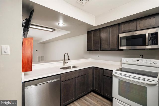 76 PINEWOOD DR, Hamilton, NJ 08690