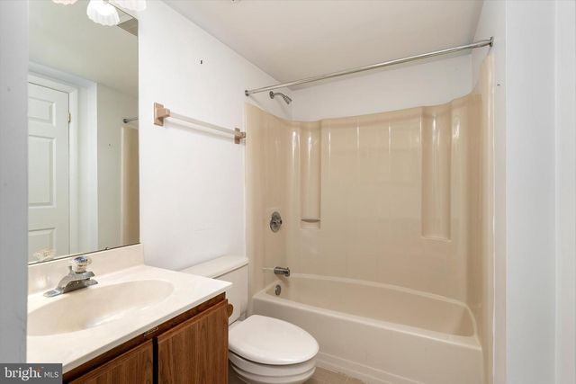 76 PINEWOOD DR, Hamilton, NJ 08690