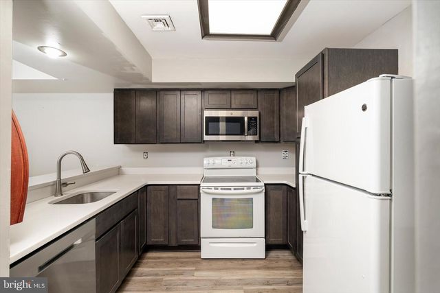 76 PINEWOOD DR, Hamilton, NJ 08690