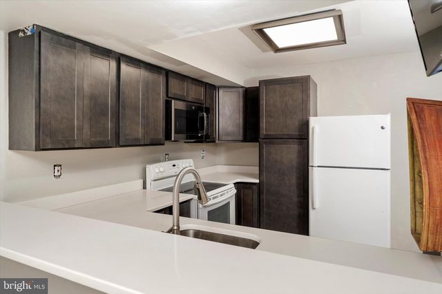 76 PINEWOOD DR, Hamilton, NJ 08690