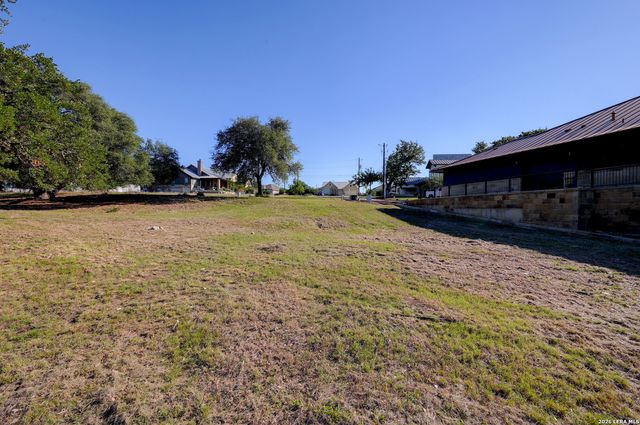 107 Savannah Ct, Blanco, TX 78606