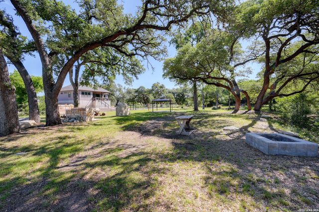 107 Savannah Ct, Blanco, TX 78606