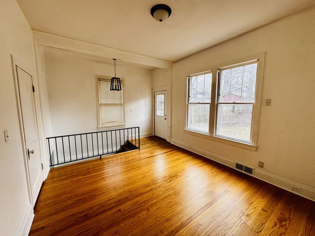 321 Walnut St, Paris, TN 38242