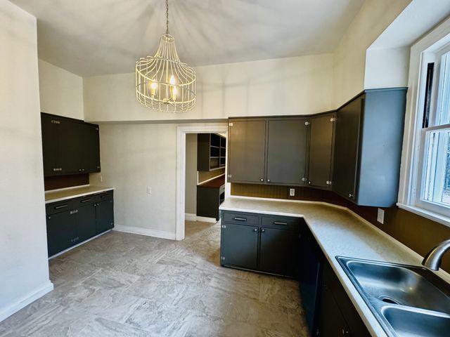 321 Walnut St, Paris, TN 38242