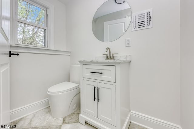 27 Merritt Ave, Bergenfield Boro, NJ 07621