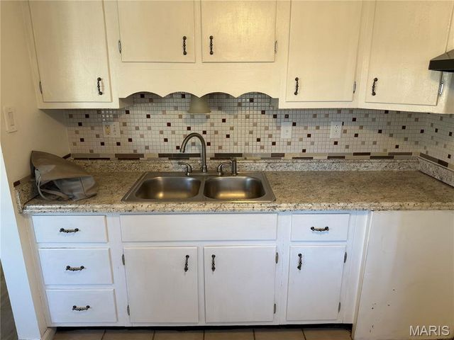 9925 Bunker Hill Drive F, St Louis, MO 63123