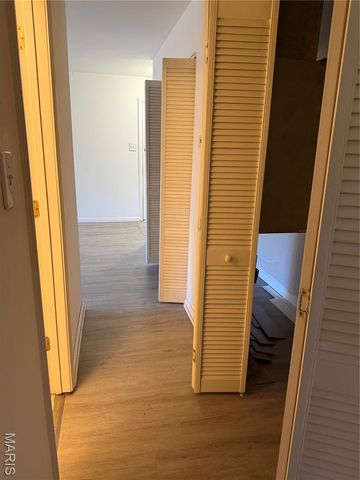 9925 Bunker Hill Drive F, St Louis, MO 63123