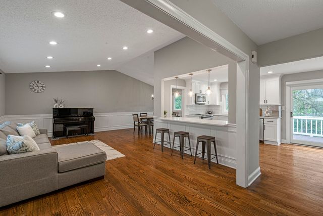 1890 Shorewood Drive W, Hoffman Estates, IL 60192