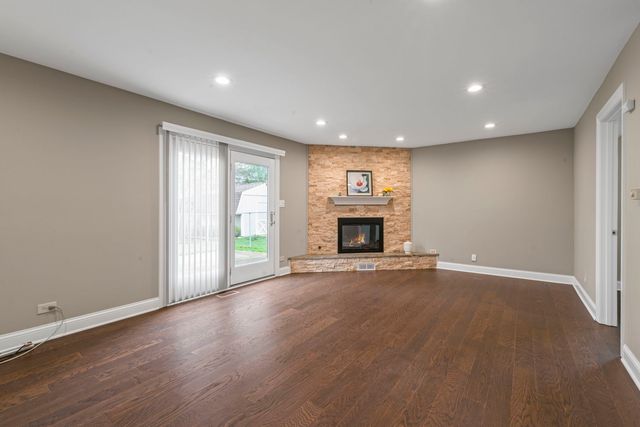 1890 Shorewood Drive W, Hoffman Estates, IL 60192