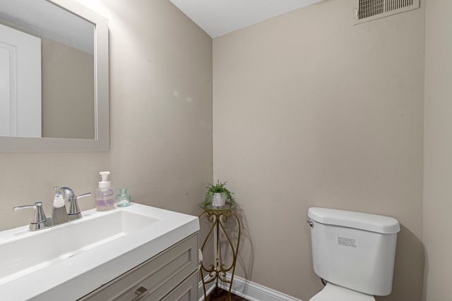 1890 Shorewood Drive W, Hoffman Estates, IL 60192