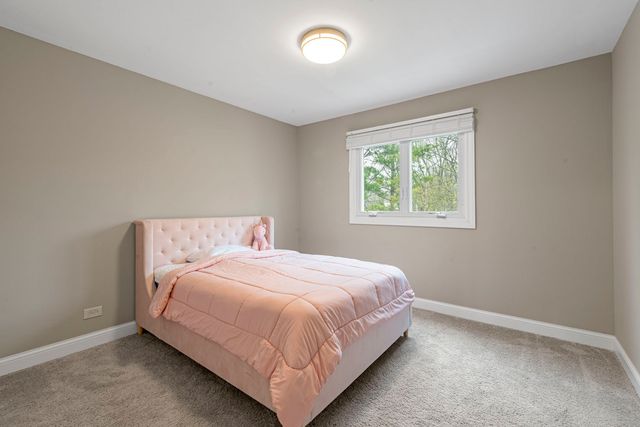 1890 Shorewood Drive W, Hoffman Estates, IL 60192