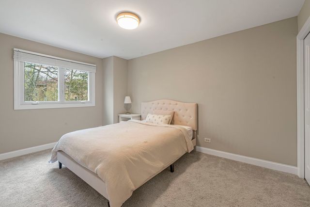 1890 Shorewood Drive W, Hoffman Estates, IL 60192