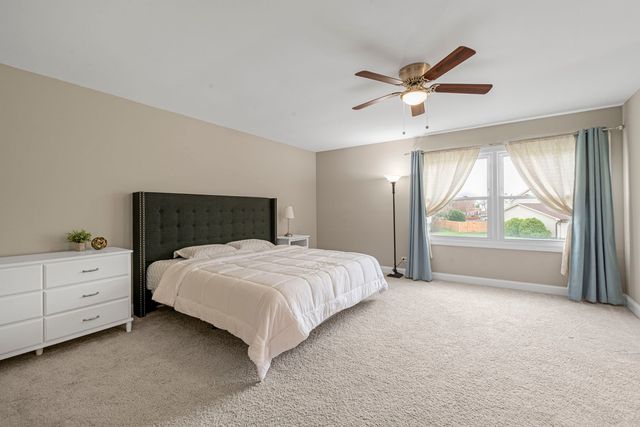 1890 Shorewood Drive W, Hoffman Estates, IL 60192