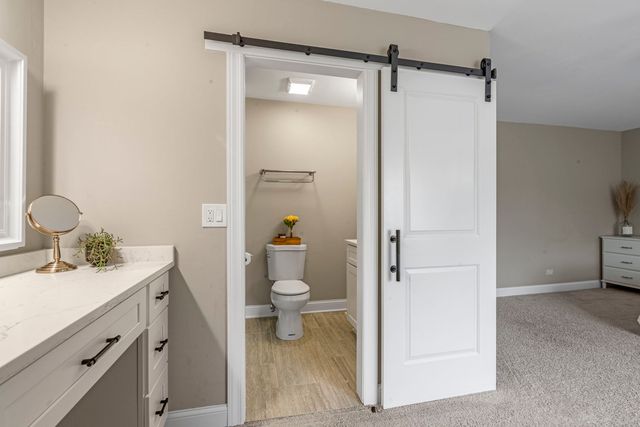 1890 Shorewood Drive W, Hoffman Estates, IL 60192