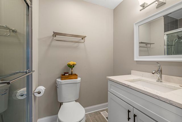 1890 Shorewood Drive W, Hoffman Estates, IL 60192