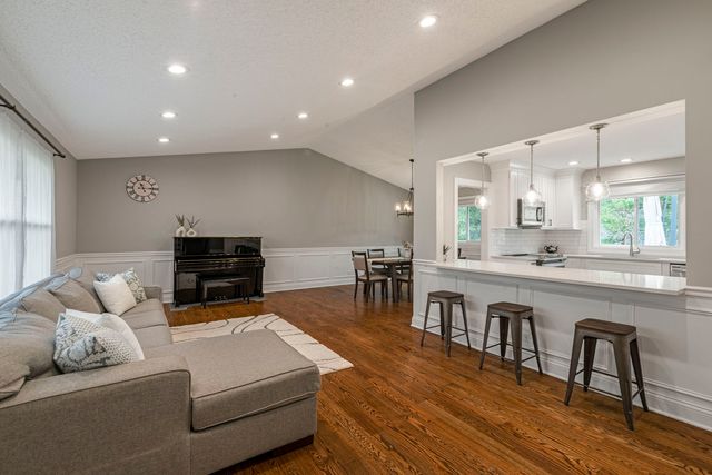 1890 Shorewood Drive W, Hoffman Estates, IL 60192