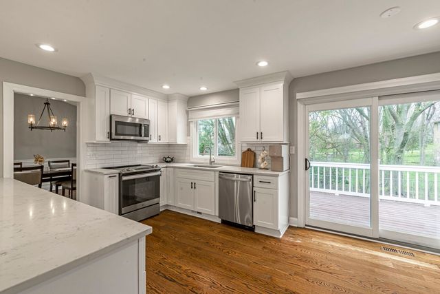 1890 Shorewood Drive W, Hoffman Estates, IL 60192