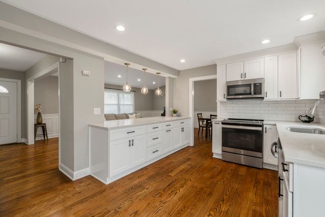 1890 Shorewood Drive W, Hoffman Estates, IL 60192