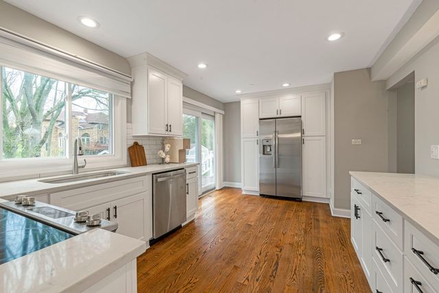 1890 Shorewood Drive W, Hoffman Estates, IL 60192