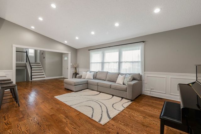 1890 Shorewood Drive W, Hoffman Estates, IL 60192