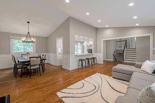 1890 Shorewood Drive W, Hoffman Estates, IL 60192