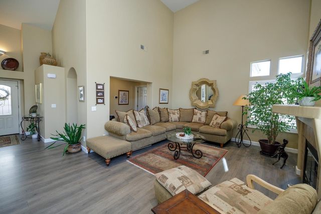 404 Solmar Ct, Oakdale, CA 95361