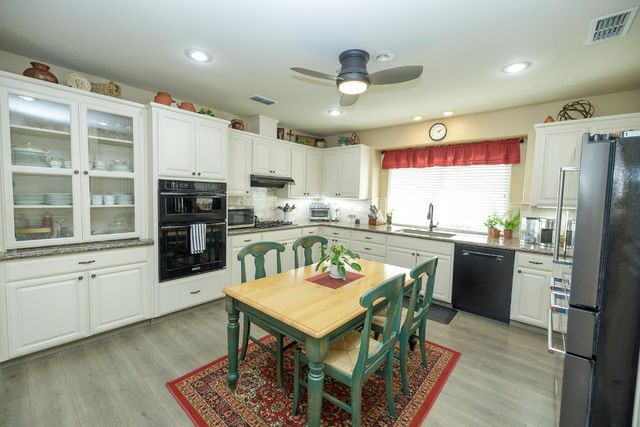 404 Solmar Ct, Oakdale, CA 95361