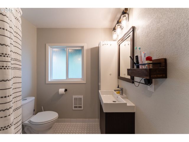 607 GETCHELL St, Amity, OR 97101