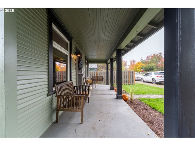 607 GETCHELL St, Amity, OR 97101