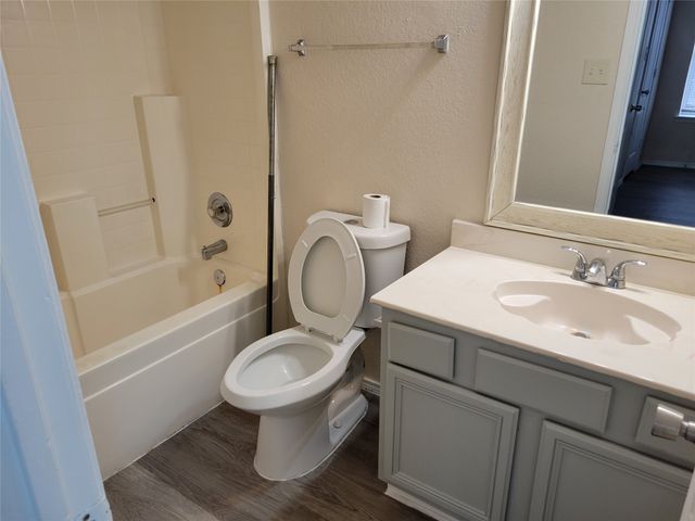 6808 W Lynn Creek Drive, Arlington, TX 76001