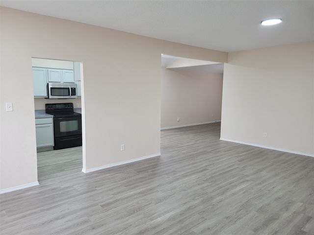 6808 W Lynn Creek Drive, Arlington, TX 76001