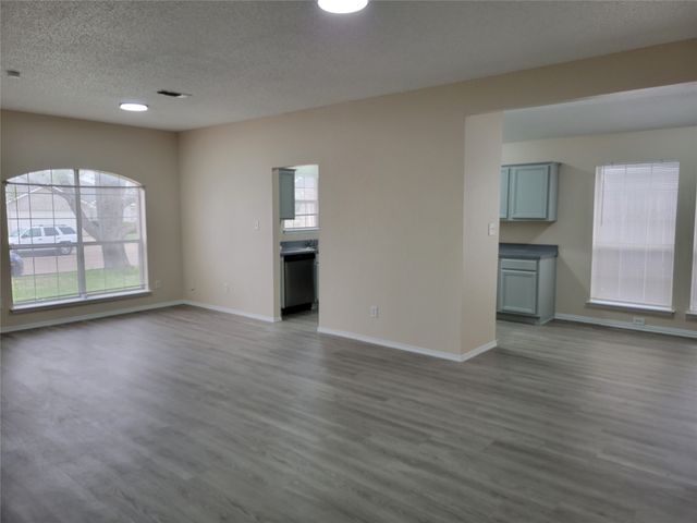 6808 W Lynn Creek Drive, Arlington, TX 76001