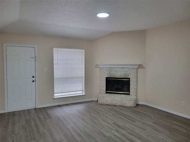 6808 W Lynn Creek Drive, Arlington, TX 76001