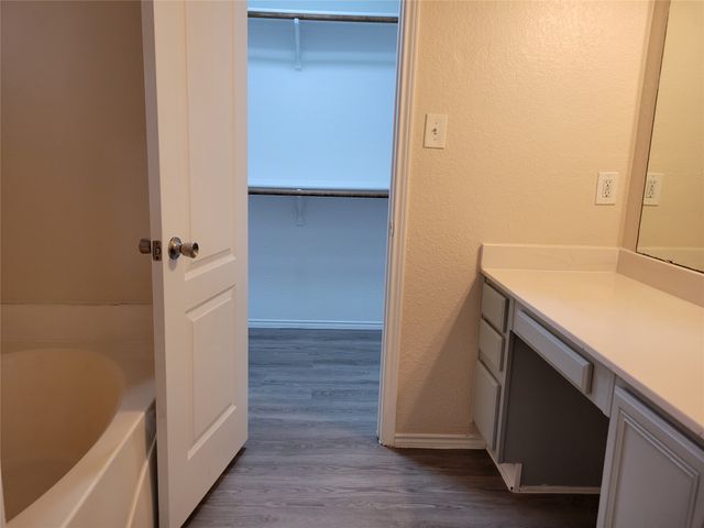 6808 W Lynn Creek Drive, Arlington, TX 76001