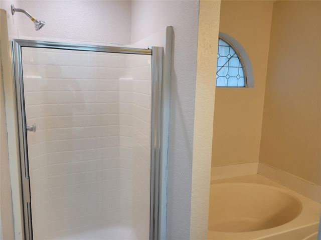 6808 W Lynn Creek Drive, Arlington, TX 76001