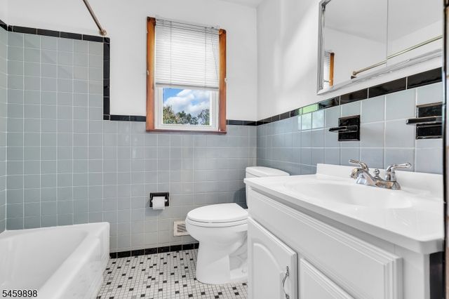 10 Park Ter, East Hanover Twp., NJ 07936