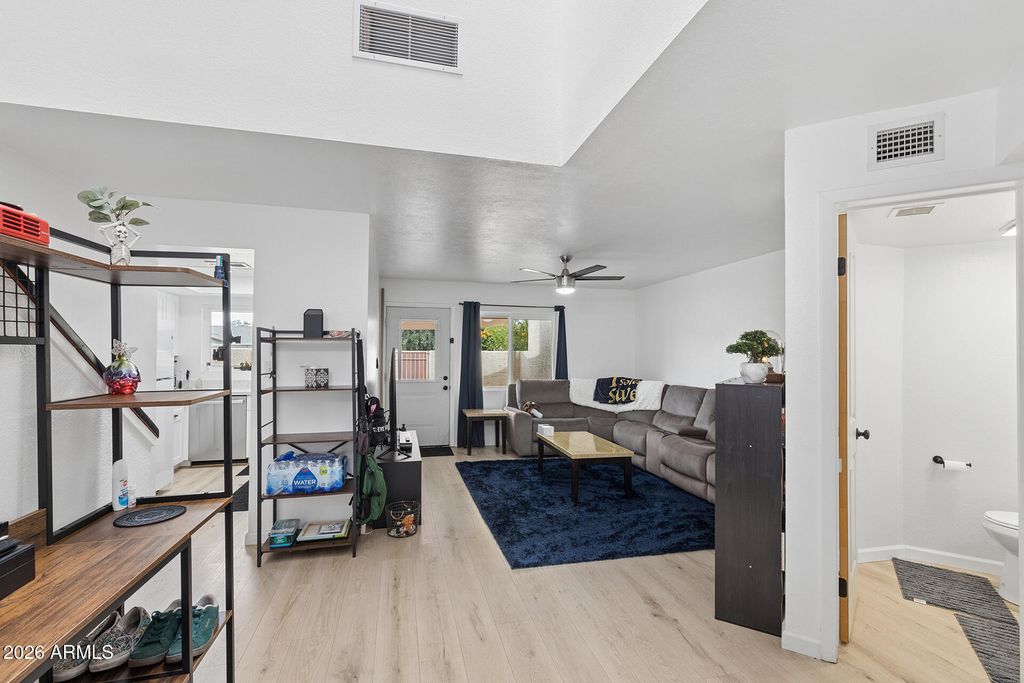 Image 12 of property listing at 8858 N 47TH Lane, Glendale, AZ 85302