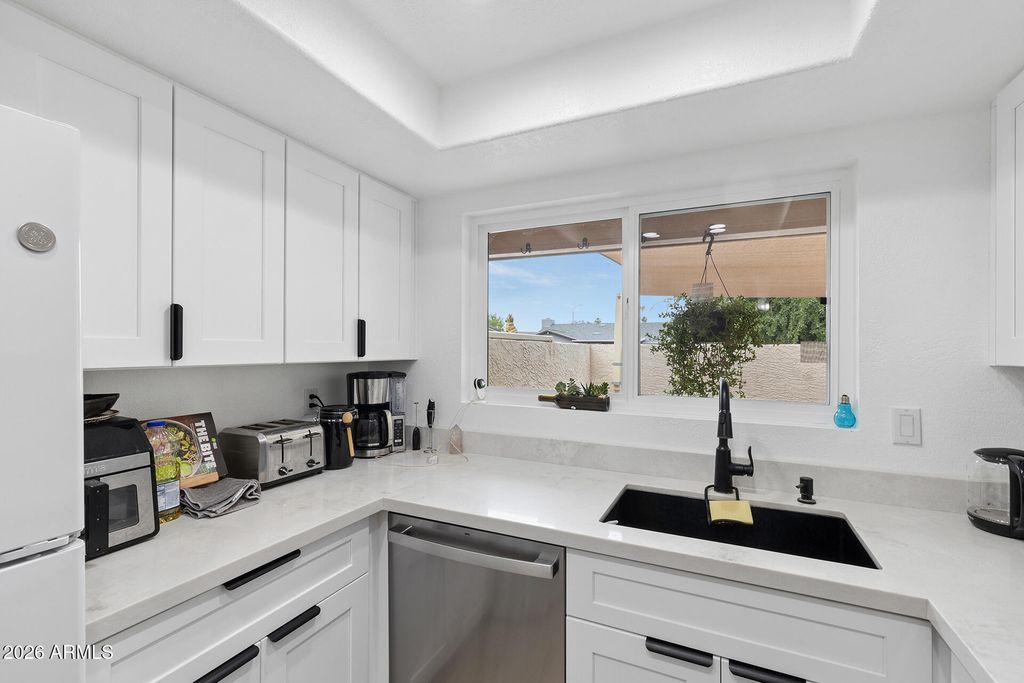 Image 8 of property listing at 8858 N 47TH Lane, Glendale, AZ 85302